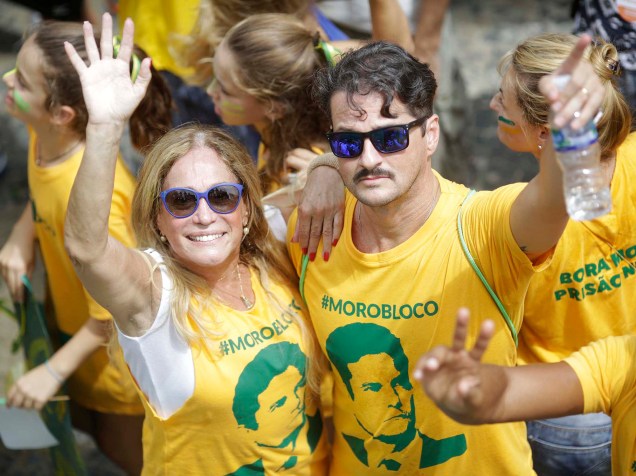 Susana Vieira e Marcelo Serrado, em protesto contra Dilma Rousseff, na Praia da Copacabana, no Rio de Janeiro (RJ), neste domingo (13)