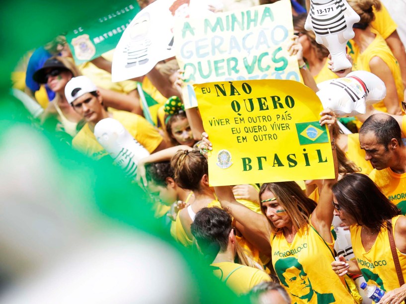 Protestos contra o governo, na Praia de Copacabana, no Rio de Janeiro (RJ), neste domingo (13)