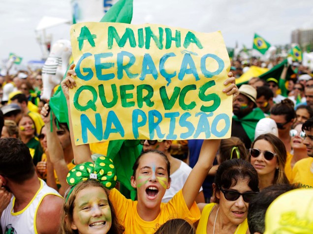 Protestos contra o governo, na Praia de Copacabana, no Rio de Janeiro (RJ), neste domingo (13)