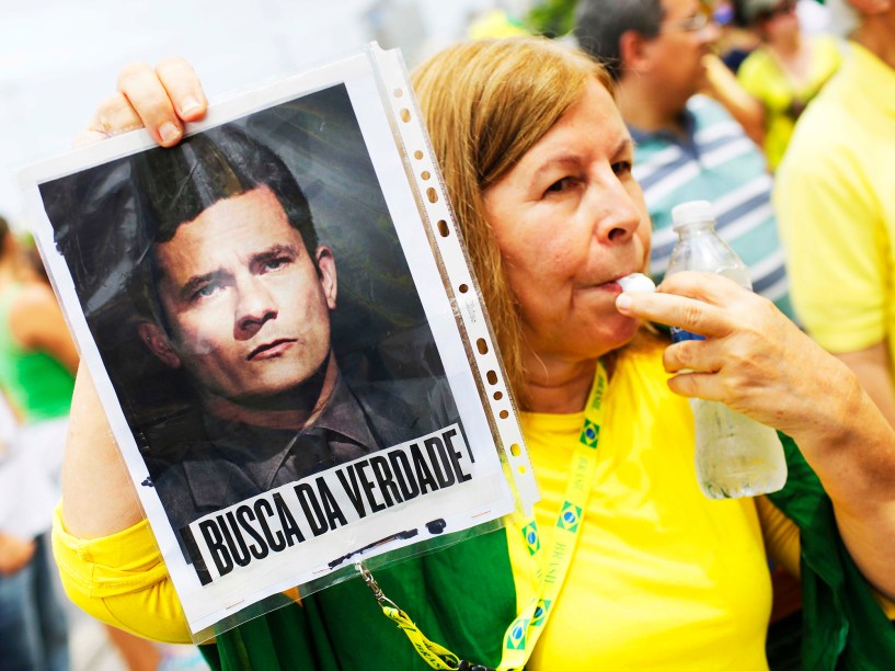 Protesto contra o governo de Dilma Rousseff, na Praia de Copacabana, no Rio de Janeiro (RJ), na manhã deste domingo (13)