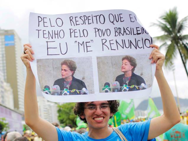 Protesto contra o governo de Dilma Rousseff, na Praia de Copacabana, no Rio de Janeiro (RJ), na manhã deste domingo (13)