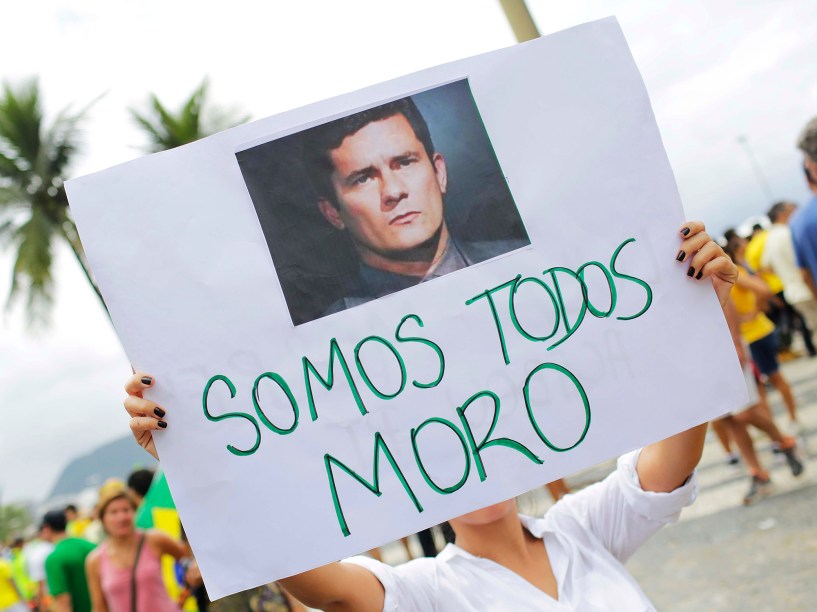 Protesto contra o governo de Dilma Rousseff, na Praia de Copacabana, no Rio de Janeiro (RJ), na manhã deste domingo (13)