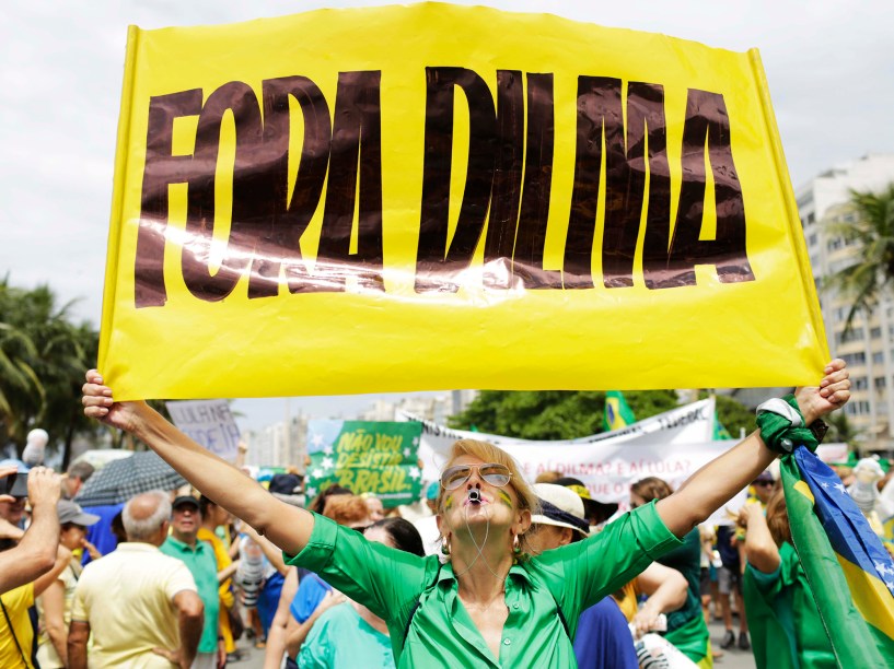 Protesto contra o governo de Dilma Rousseff, na Praia de Copacabana, no Rio de Janeiro (RJ), na manhã deste domingo (13)