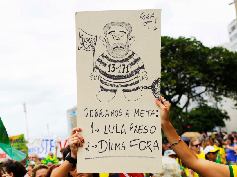 Protesto contra o governo de Dilma Rousseff, na Praia de Copacabana, no Rio de Janeiro (RJ), na manhã deste domingo (13)