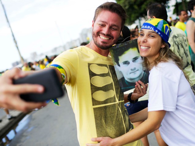 Protesto contra o governo de Dilma Rousseff, na Praia de Copacabana, no Rio de Janeiro (RJ), na manhã deste domingo (13)