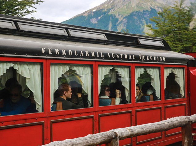 Turistas no passeio do Trem do Fim do Mundo em Ushuaia