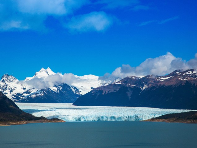 A geleira Perito Moreno se estende desde o campo de gelo Patagônico Sul, na fronteira entre Argentina e Chile, até o braço sul do Lago Argentino. É considerada uma das reservas de água doce mais importantes do mundo