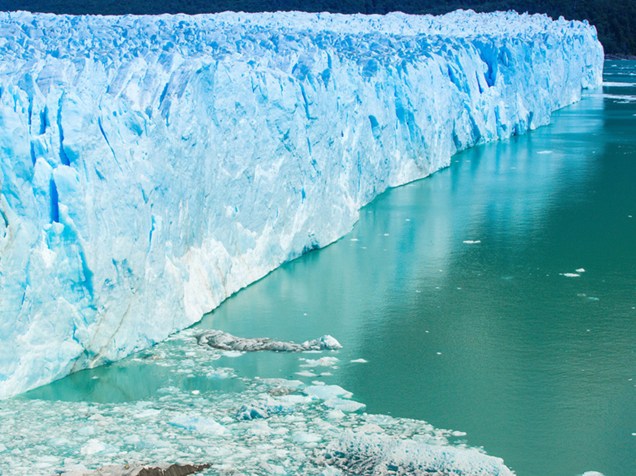 A geleira Perito Moreno se estende desde o campo de gelo Patagônico Sul, na fronteira entre Argentina e Chile, até o braço sul do Lago Argentino. É considerada uma das reservas de água doce mais importantes do mundo