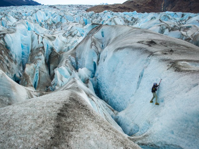 Homem pratica trekking sobre o Glaciar Viedma, localizado no Parque Nacional Los Glaciares, o maior da Argentina