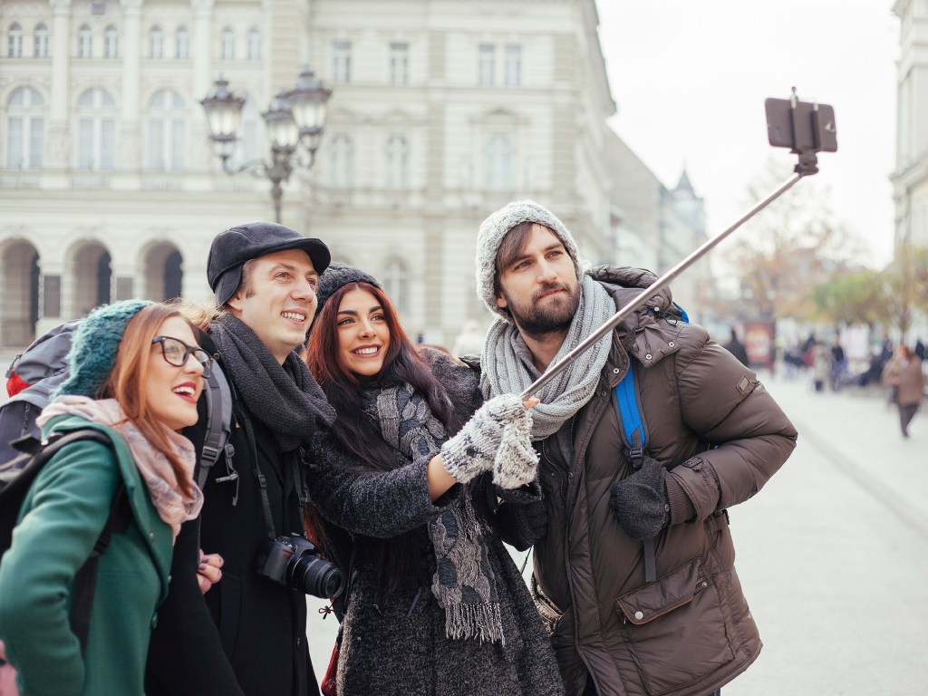 Turistas posam para foto usando um 'pau-de-selfie'