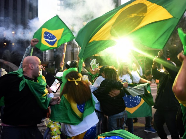 Manifestantes comemoram a aprovação do processo de impeachment que afasta Dilma Rousseff, na Avenida Paulista, em São Paulo (SP) - 12/05/2016