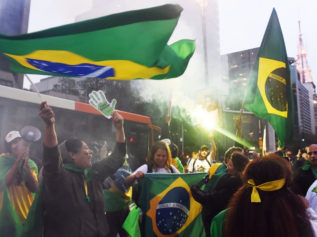 Manifestantes comemoram a aprovação do processo de impeachment que afasta Dilma Rousseff,  na Avenida Paulista, em São Paulo (SP) - 12/05/2016