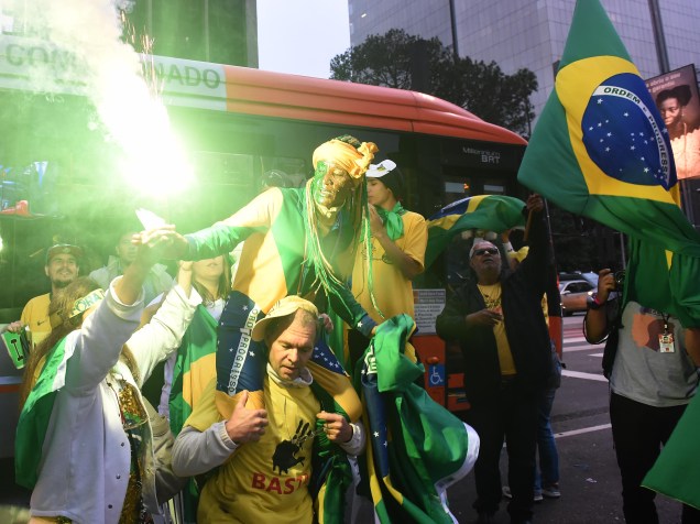 Manifestantes comemoram a aprovação do processo de impeachment que afasta Dilma Rousseff, na Avenida Paulista, em São Paulo (SP) - 12/05/2016