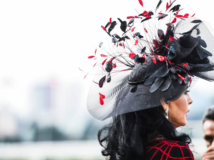 Chapéus chamam atenção durante o Grande Prêmio São Paulo 2015 realizado no Jockey Club