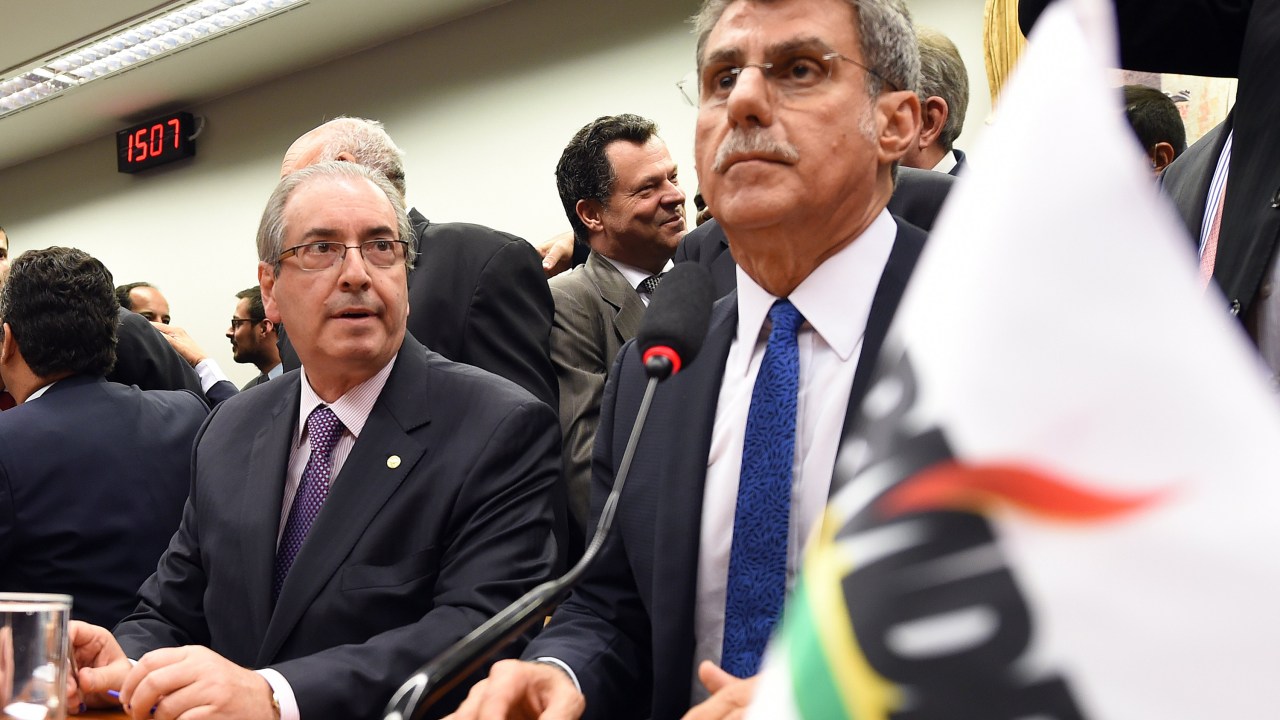 Ao lado do presidente da Câmara Eduardo Cunha, o senador Romero Jucá, vice-presidente do PMDB comanda reunião que marca a saída do partido do governo Dilma Rousseff - 29/03/2016