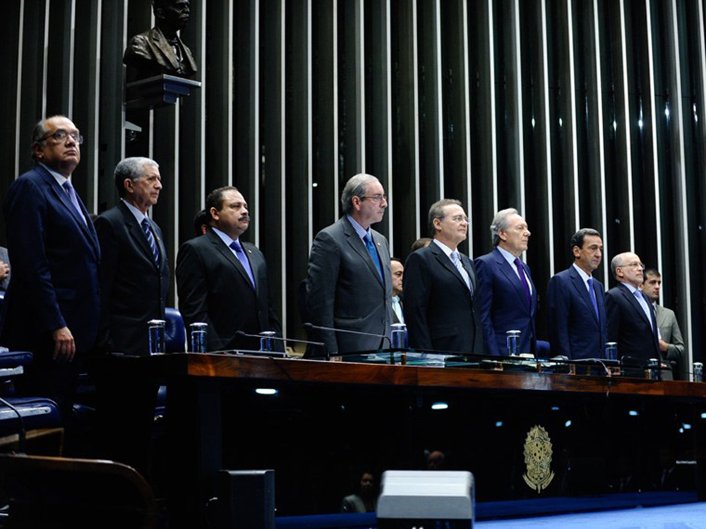 Promulgada em sessão presidida por Renan Calheiros a Emenda Constitucional que aumenta de 70 a 75 anos a idade de aposentadoria compulsória de servidores públicos