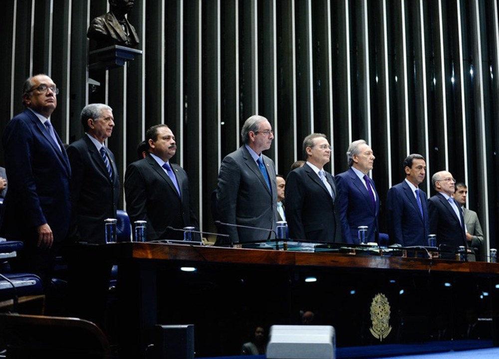 Promulgada em sessão presidida por Renan Calheiros a Emenda Constitucional que aumenta de 70 a 75 anos a idade de aposentadoria compulsória de servidores públicos
