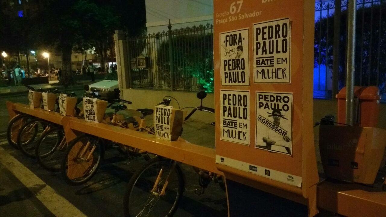 Na Praça São Salvador, no Flamengo, cartazes foram colados no bicicletário público