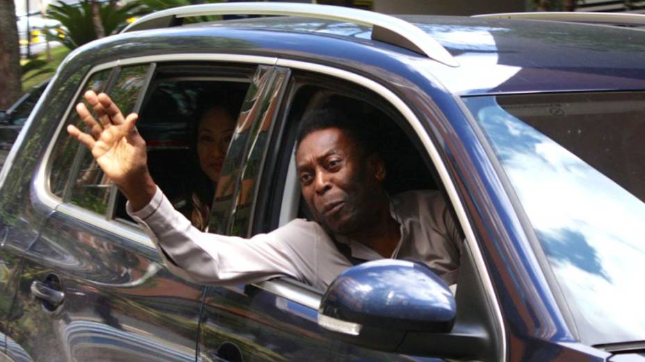 Pelé deixando o Hospital Albert Einstein, em São Paulo, depois de uma breve internação, no último dia 15