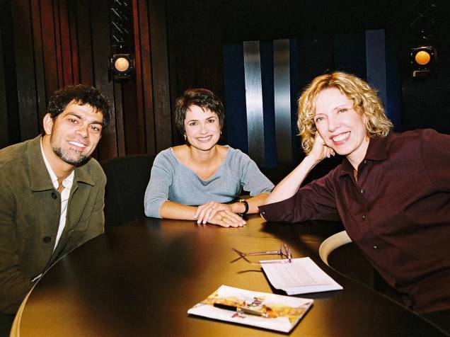 Eduardo Moscovis e Sandra Annenberg sendo entrevistados por Marília Gabriela em 2004