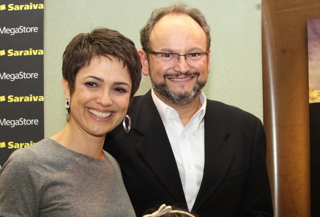 A jornalista Sandra Annenberg com o marido, Ernesto Paglia e a filha Elisa, no lançamento de seu livro O Diário de Bordo do JN, em São Paulo - 2011