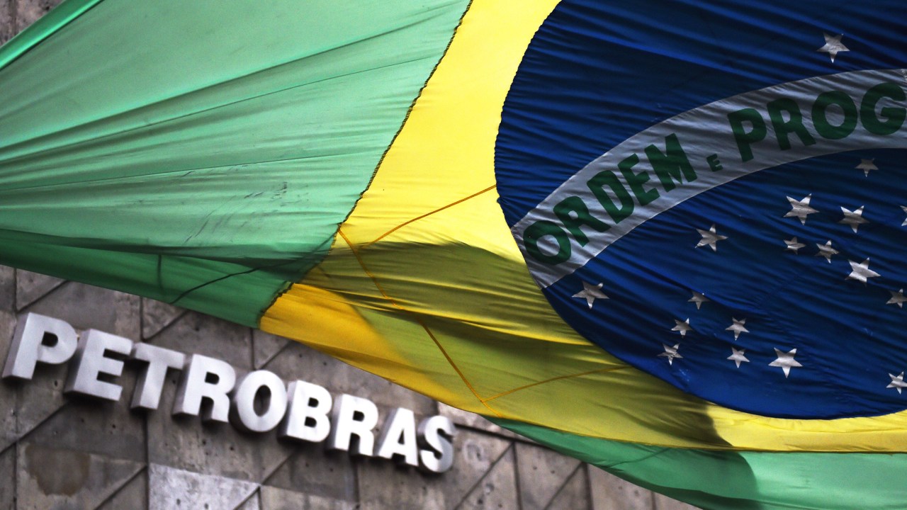 Bandeira do Brasil em frente a sede da Petrobras, no Rio de Janeiro - 13/03/2015