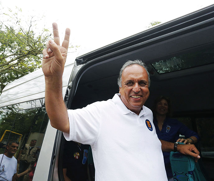 O governador, e candidato à reeleição, ao governo do estado do Rio de Janeiro, Luiz Fernando Pezão, com a sua família, após votar em Ribeirão das Lajes