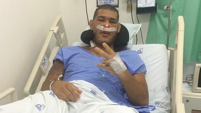 Lutador brasileiro Antônio Pezão posta foto da cama do hospital após passar por retirada de um tumor no cérebro