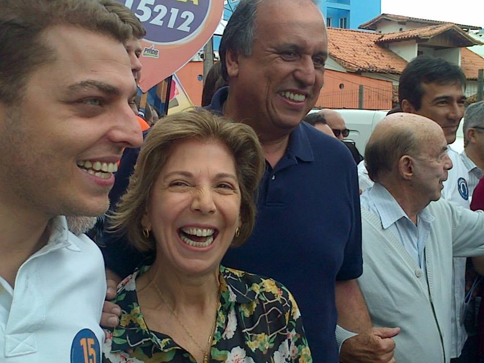 O governador do Rio de Janeiro e candidato à reeleição, Luiz Fernando Pezão, com a esposa Maria Lúcia e o filho, o advogado Roberto Horta, durante campanha