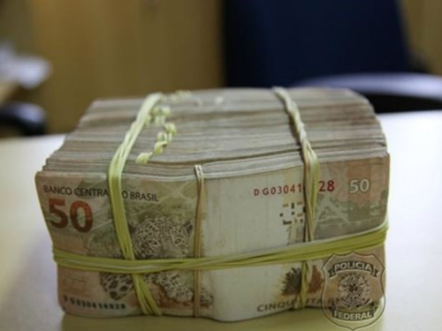 Dinheiro apreendido pela Polícia Federal durante a operação Bemol