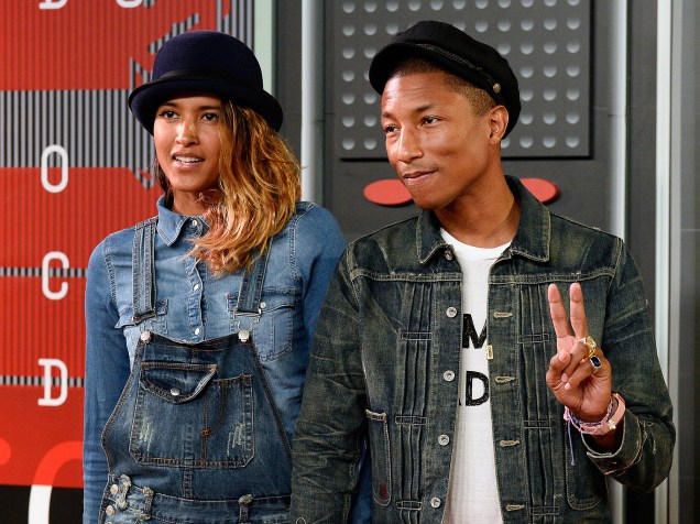 A modelo Helen Lasichanh (e) e o cantor Pharrell William no Video Music Awards, da MTV, em Los Angeles, neste domingo (30)