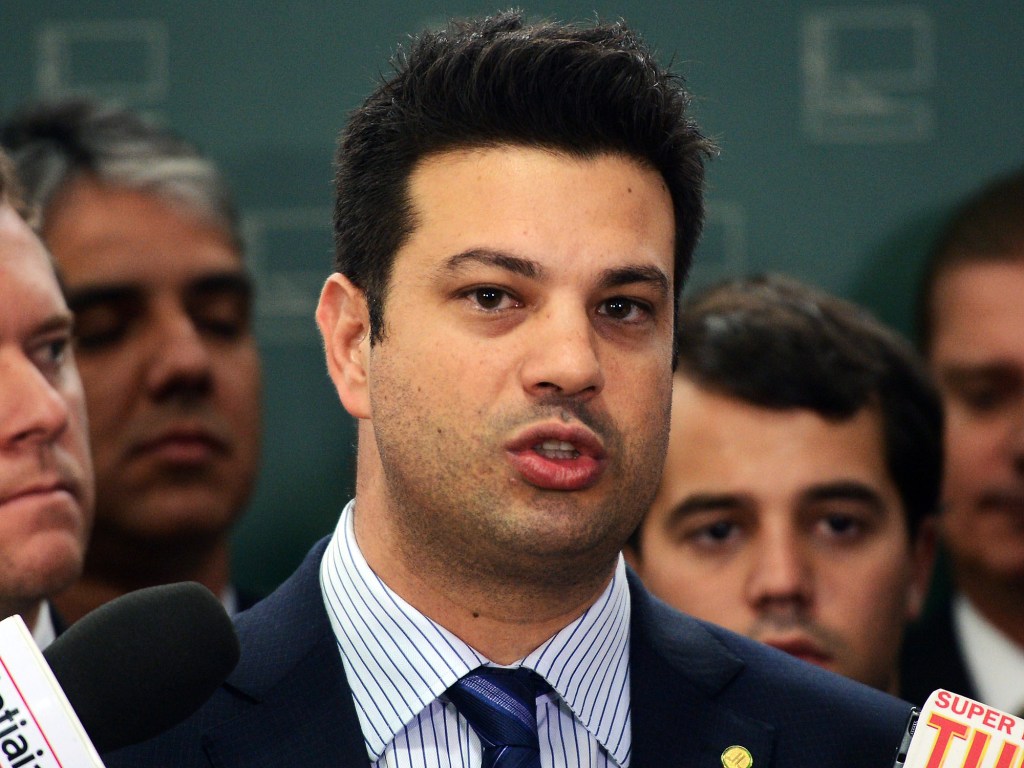 O deputado Leonardo Picciani (PMDB-RJ) (c) protocola lista com 36 assinaturas de apoio dos atuais 69 deputados do PMDB pedindo seu retorno à liderança do partido, em Brasília