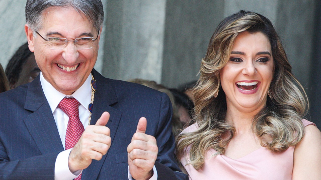O governador de Minas Gerias, Fernando Pimentel (PT), e a primeira-dama, Carolina de Oliveira, são investigados na Operação Acrônimo, suspeitos de terem recebido vantagens indevidas