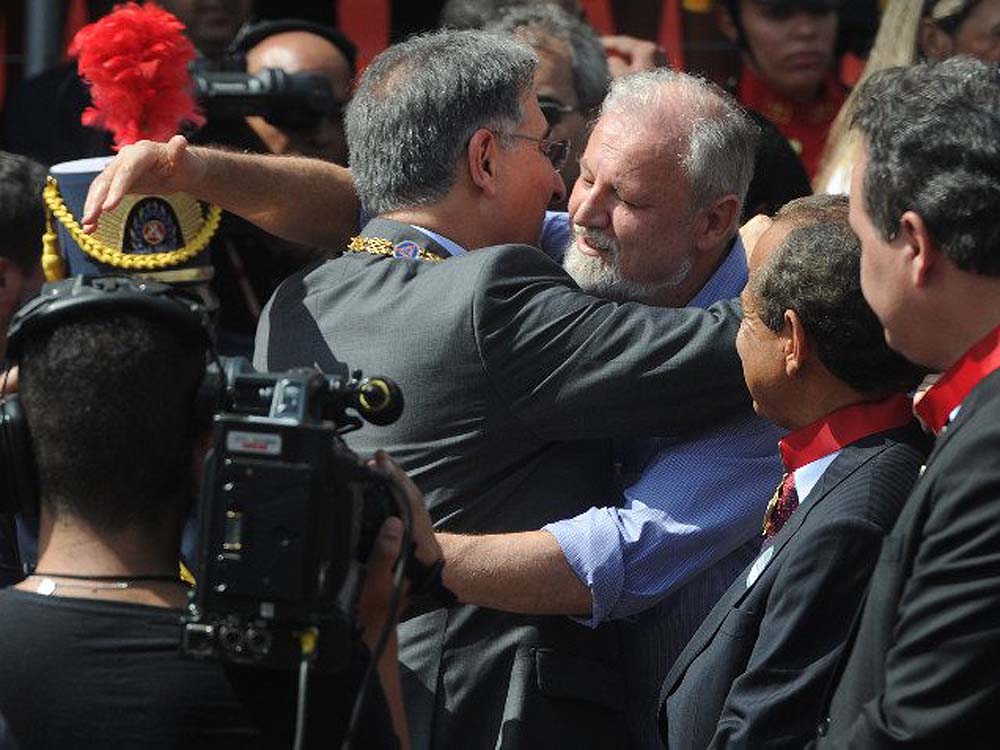 Pimentel condecora João Pedro Stédile