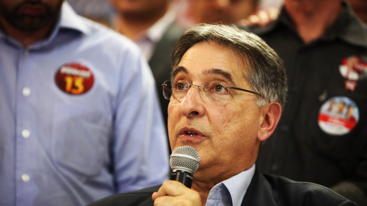 Fernando Pimentel (PSDB), recém eleito governador de Minas, se pronuncia após apuração