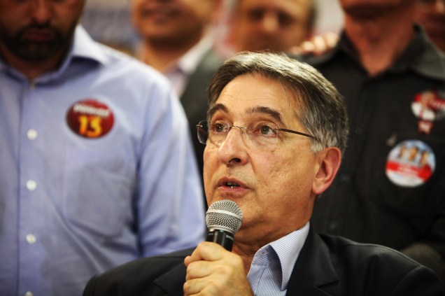 Fernando Pimentel (PSDB), recém eleito governador de Minas, se pronuncia após apuração