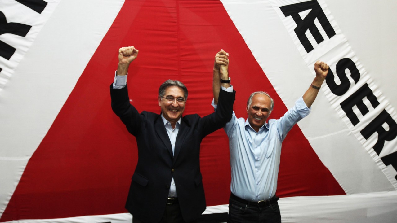 Fernando Pimentel e seu vice, Antonio Andrade, do PSDB comemoram vitória no governo de Minas Gerais