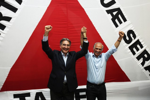 Fernando Pimentel e seu vice, Antonio Andrade, do PSDB comemoram vitória no governo de Minas Gerais