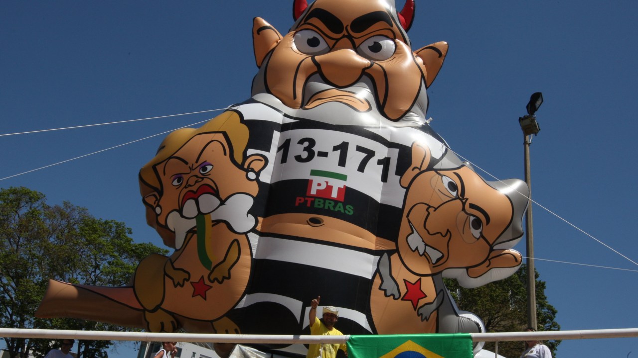 Boneco do ex-presidente Lula vestido com roupa de presidiário e com chifres é visto na praça da Bandeira, em Belo Horizonte, Minas Gerais