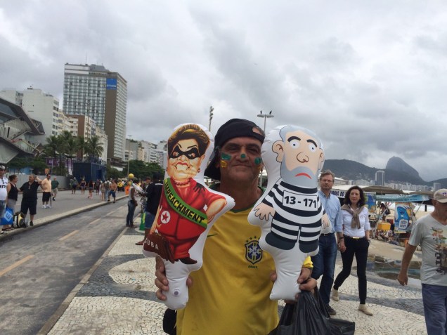 Pixuleco e boneca de Dilma à venda