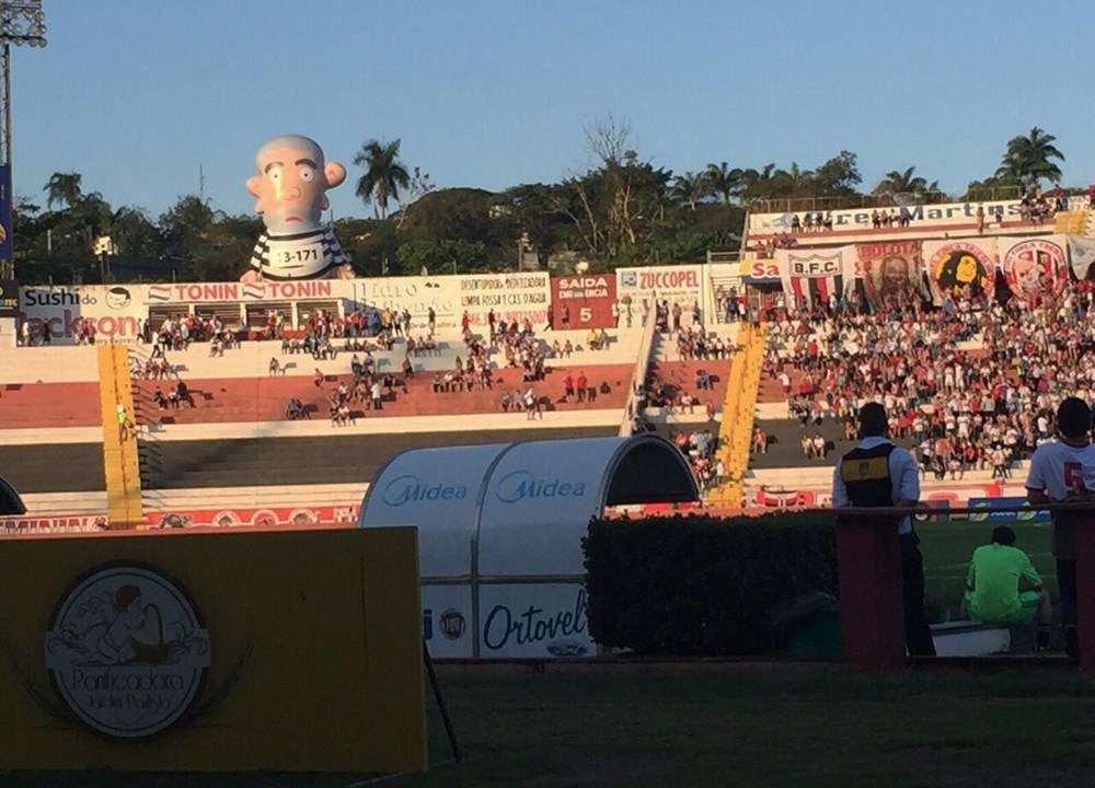 O boneco Pixuleco aparece durante jogo entre Botafogo e Gama em Ribeirão Preto