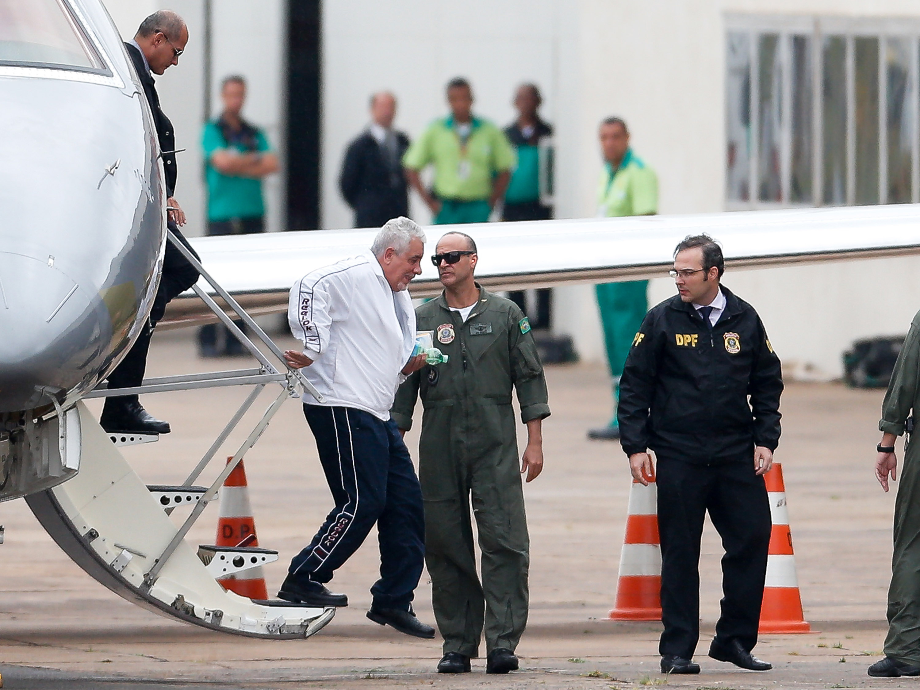O ex-diretor do Banco do Brasil, Henrique Pizzolato, é escoltado por agentes da PF no aeroporto de Brasília (DF), nesta sexta-feira 23