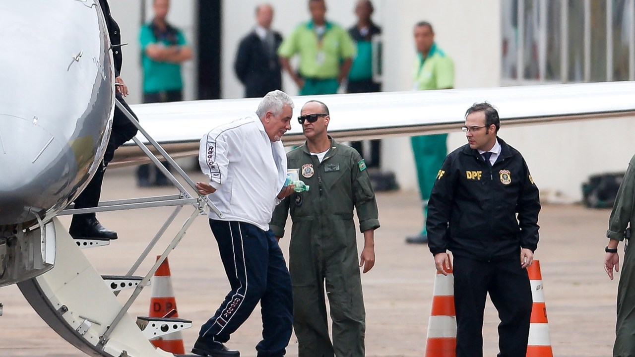 O ex-diretor do Banco do Brasil, Henrique Pizzolato, é escoltado por agentes da PF no aeroporto de Brasília (DF), nesta sexta-feira 23
