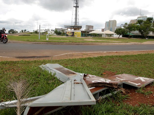 Placas destruídas na região do Eixo Monumental, no centro de Brasília