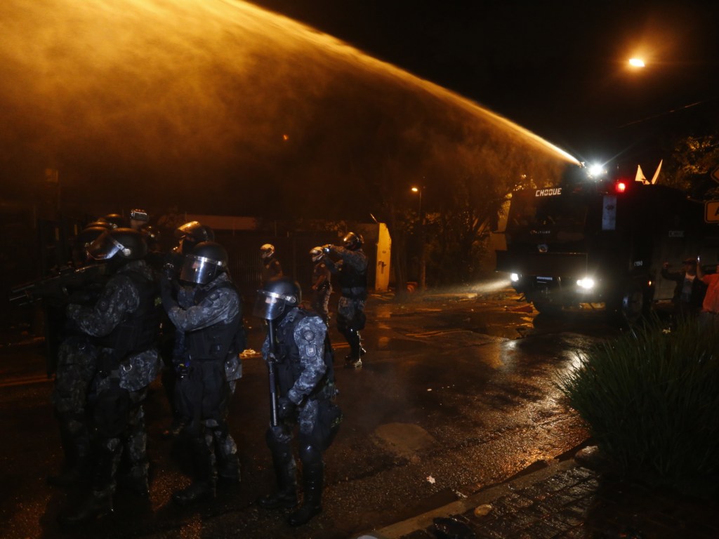 Policiais militares expulsam manifestantes que protestavam contra Michel Temer