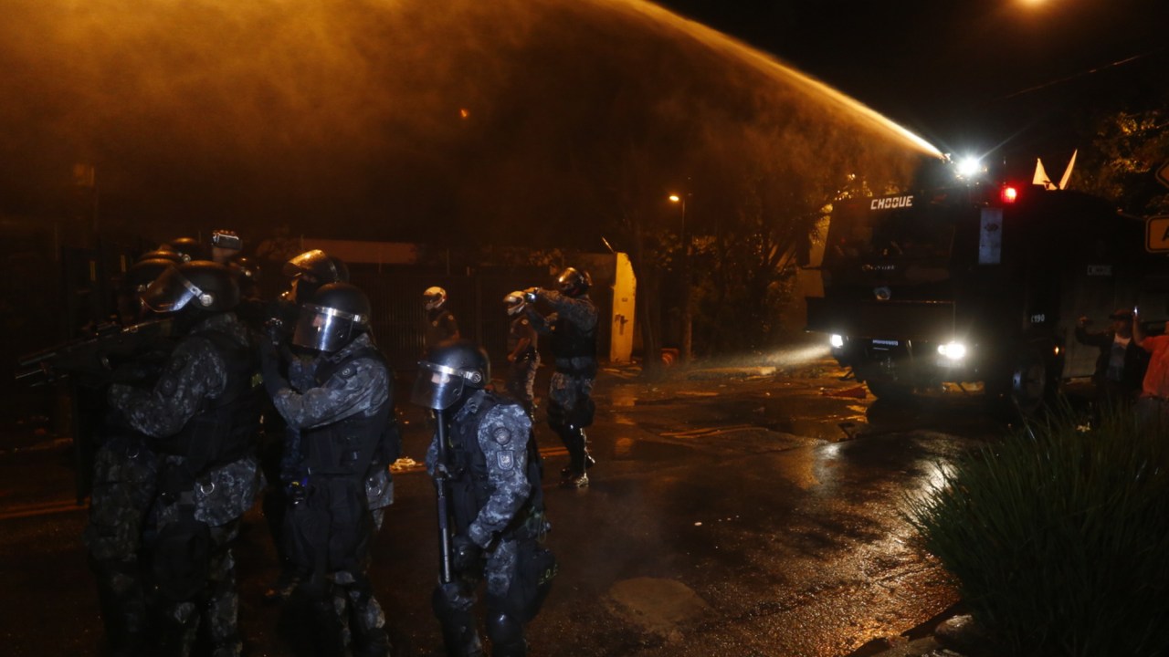 Policiais militares expulsam manifestantes que protestavam contra Michel Temer