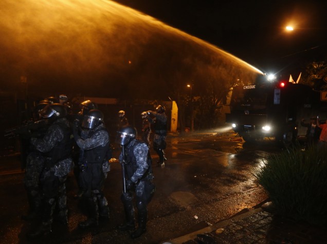 Tropa de choque expulsa com jatos dágua e bomba de gás lacrimogêneo, os manifestantes que protestavam na frente da casa de Michel Temer, após quatro horas de protesto contra o Presidente - 23/05/2016