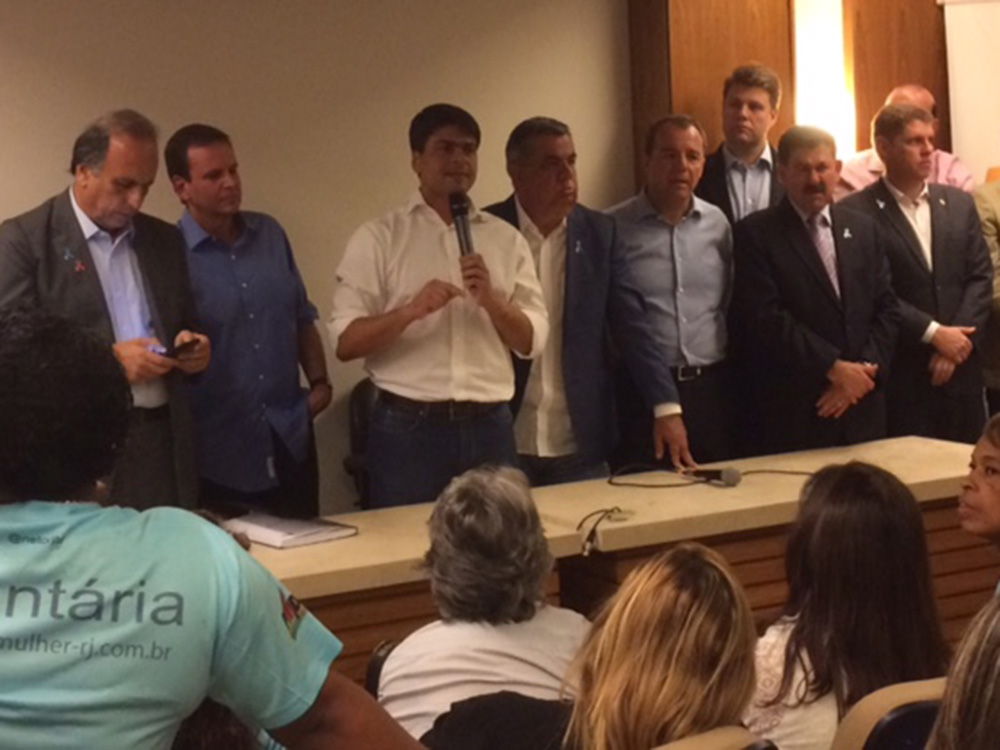 Pedro Paulo discursa entre Pezão (esquerda), Paes, Paes, Picciani e Sergio Cabral: apesar de acusações de agressão às mulheres, ele foi ovacionado por suas correligionárias na plateia