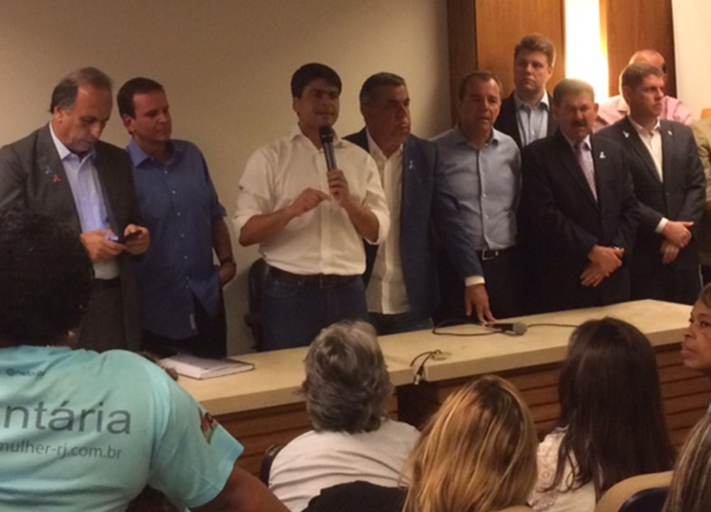 Pedro Paulo discursa entre Pezão (esquerda), Paes, Paes, Picciani e Sergio Cabral: apesar de acusações de agressão às mulheres, ele foi ovacionado por suas correligionárias na plateia