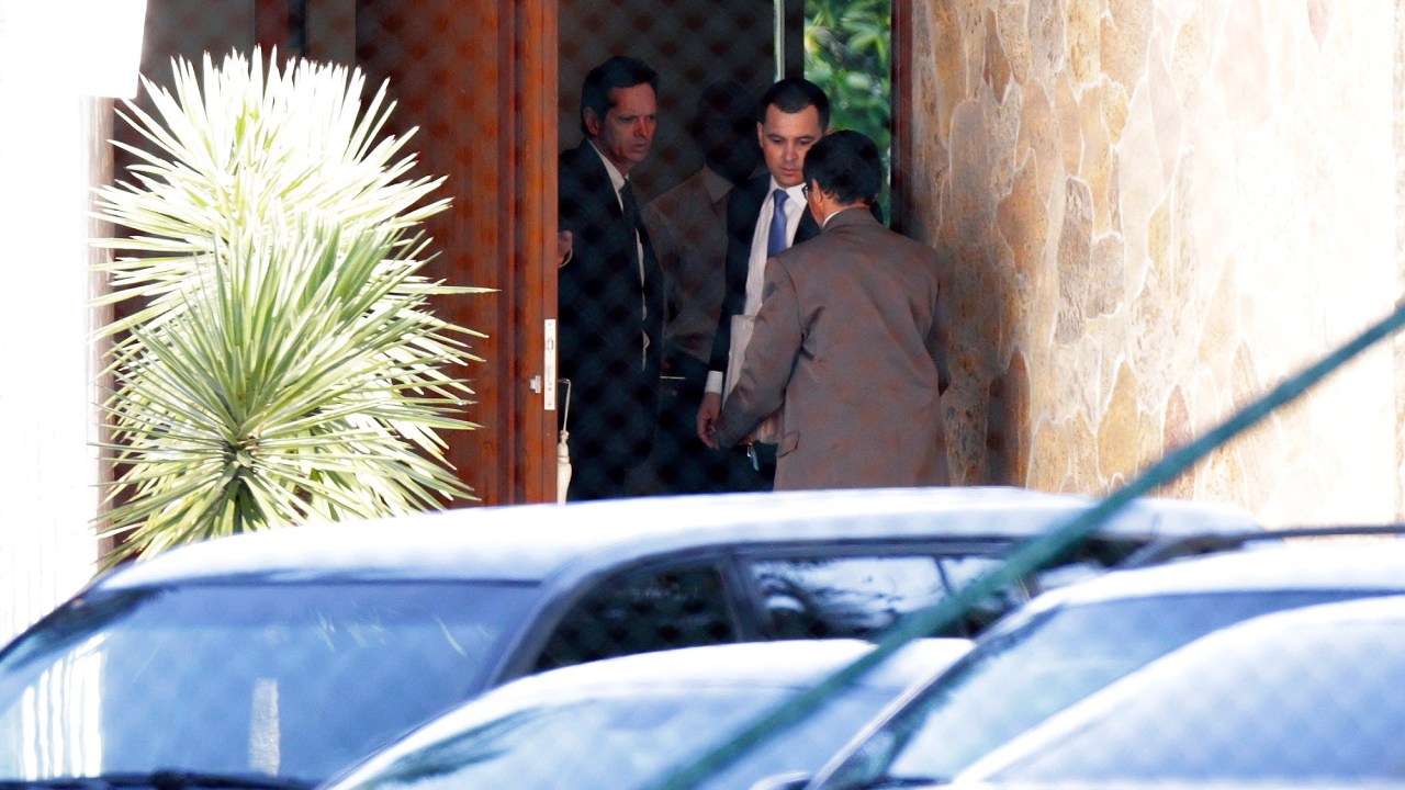 Agentes da PF fazem busca e apreensão na casa de Eduardo Cunha, em Brasília